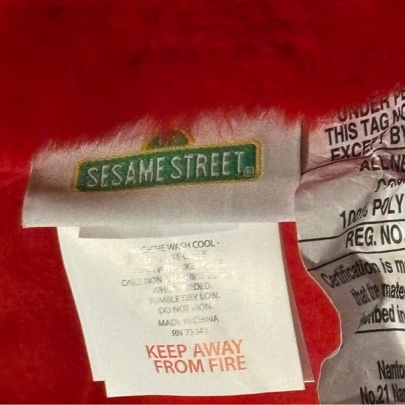Sesame Street Elmo Faux Fur Cozy Snuggle Tail sleeping bag - Picture 7 of 13